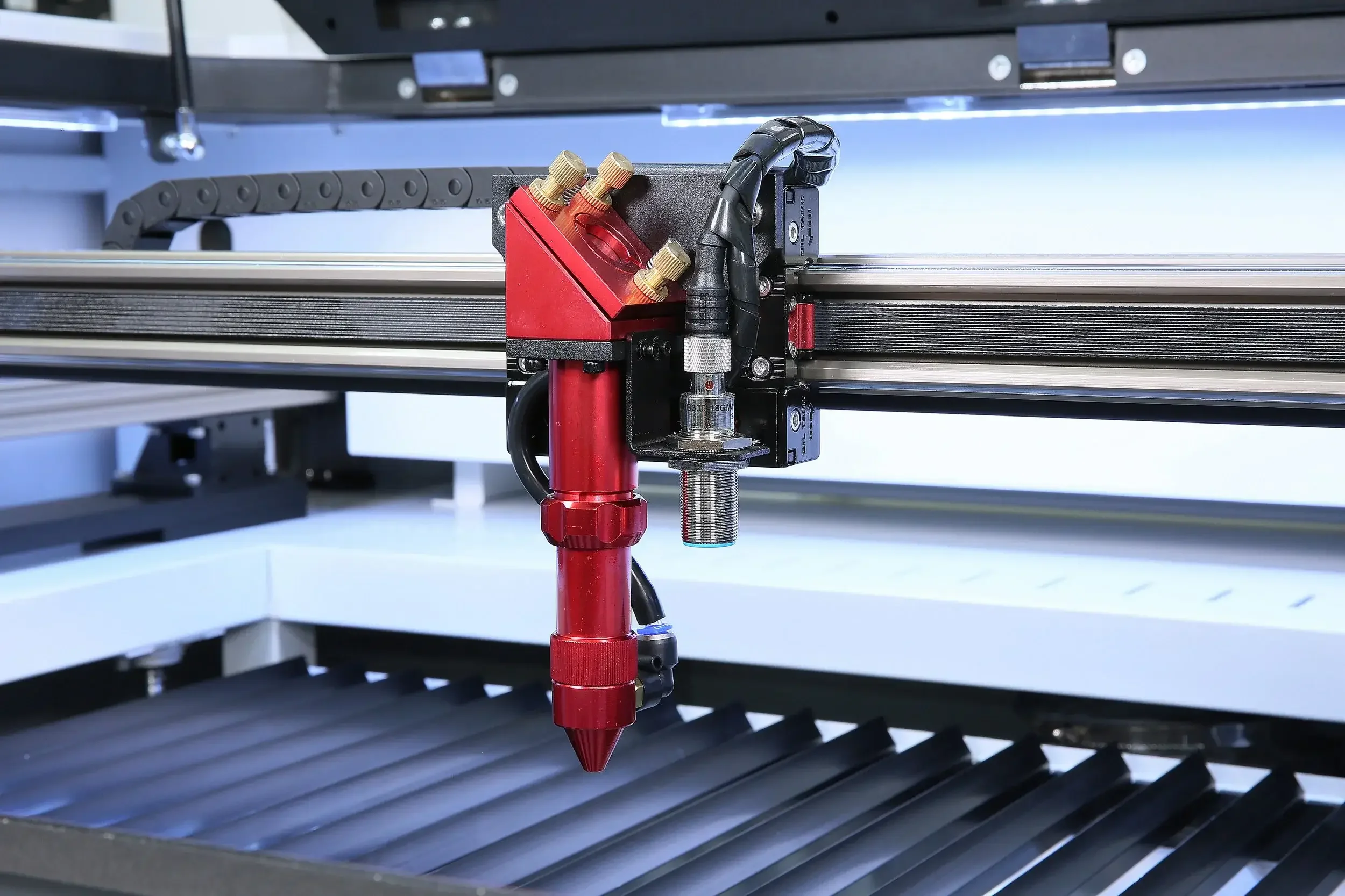 Wielkoformatowa maszyna do cięcia laserowego CO2 o polu roboczym 1500x1000 mm